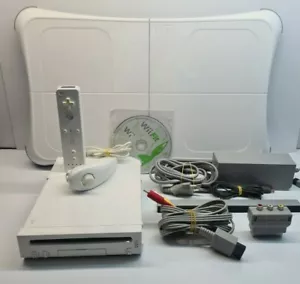 Nintendo Wii Console completa Con Wii Fit Plus Balance board Wii Originale - Foto 1 di 1