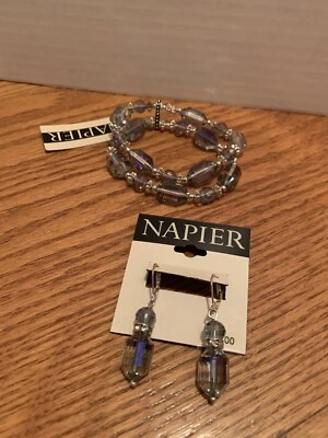 Precioso conjunto de brazalete elástico Napier tono plata gris ahumado, púrpura con pendientes Foto 1 de 4