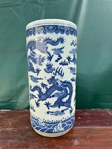 VINTAGE / ANTIKE BLAU-WEISSE CHINESISCHE DRACHENSTAB / STOCKSTÄNDER VASE - Bild 1 von 11