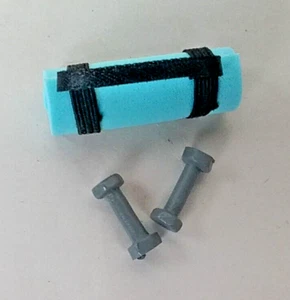 Estera de yoga acuático en miniatura escala 1:12 para casa de muñecas y pesas de mano grises - Imagen 1 de 3