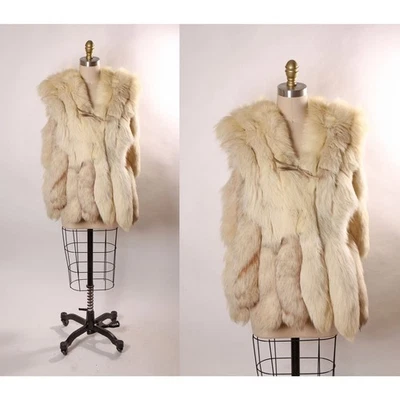 Chaleco de piel con correas de cuero cola de zorro plateado de la década de 1970 de Jacques Saint Laurent Foto 1 de 4