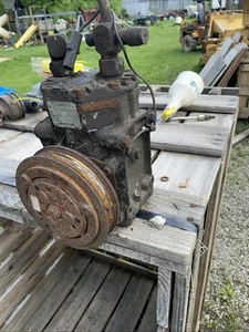 Navistar 2000320 C91 AC Compressor Pump With Clutch - Picture 1 of 3