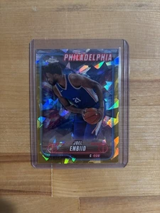 2025 Topps cromo zafiro #10 Joel Embiid oro/50 - Imagen 1 de 2