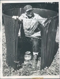1949 Hunter in Portable Duck Blind  Press Photo - Picture 1 of 2