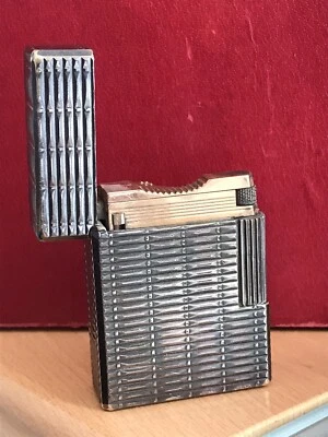 ST Dupont Paris, Accendino Linea small 1 argento, incisioni a motivo geometrico - Immagine 1 di 4