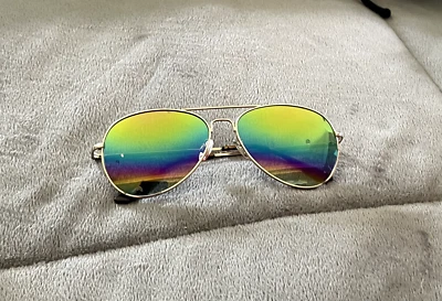 Gafas de sol con montura dorada con lente arco iris Foto 1 de 4