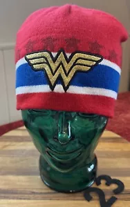 NEU OHNE ETIKETT WONDER WOMAN BEANIE, ROT, WEISS, BLAU MIT GOLDENEM BLING-SYMBOL! NIE GETRAGEN 23 - Bild 1 von 3