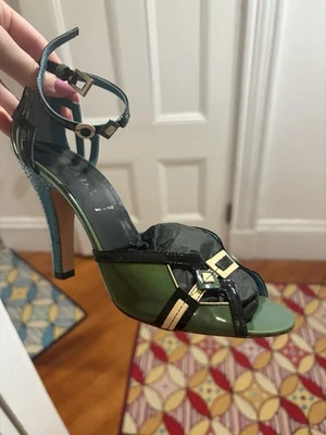 Zapatos de salón Prada vintage raros con tacón de cristal y diseño detallado de correa Foto 1 de 4