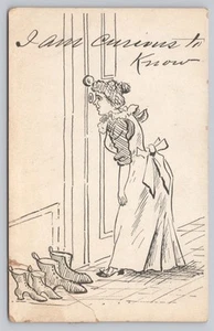 Zapatos de criada mirando a la puerta escribir humor postal impresa antigua sin publicar - Imagen 1 de 2