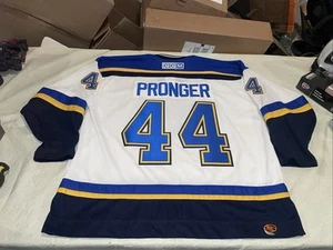 Nuevo con etiquetas Camiseta Chris Pronger St Louis Blues CCM Micrófono Limpio Cosido Para Hombres XL De Colección NHL - Imagen 1 de 11