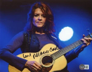 ROSANNE CASH SIGNED AUTOGRAPHED 8x10 PHOTO DAUGHTER OF JOHNNY RARE BECKETT BAS - Picture 1 of 2
