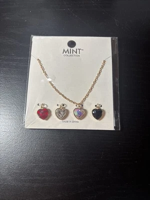 Collar de cadena con cuatro dijes de corazón tono dorado Foto 1 de 2