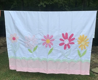 Cortina de chuveiro floral Pottery Barn Kids margarida jardim aplique 72” quadrado rosa verde - Imagem 1 de 4