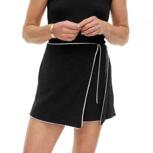 DVF Target Diane von Furstenberg Mini-Skort mit Seitenwickel schwarz/weiß GRÖSSE 2X - Bild 1 von 2