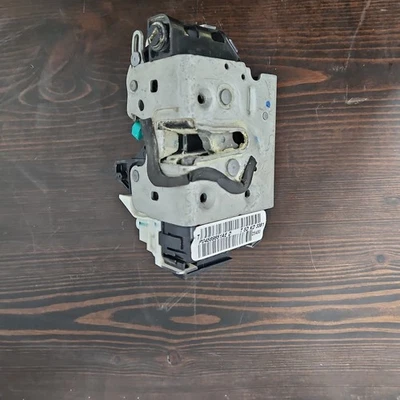 Trava de porta traseira esquerda fabricante de equipamento original 2009-2024 Dodge Ram 2500 3500 4589651AE - Imagem 1 de 4