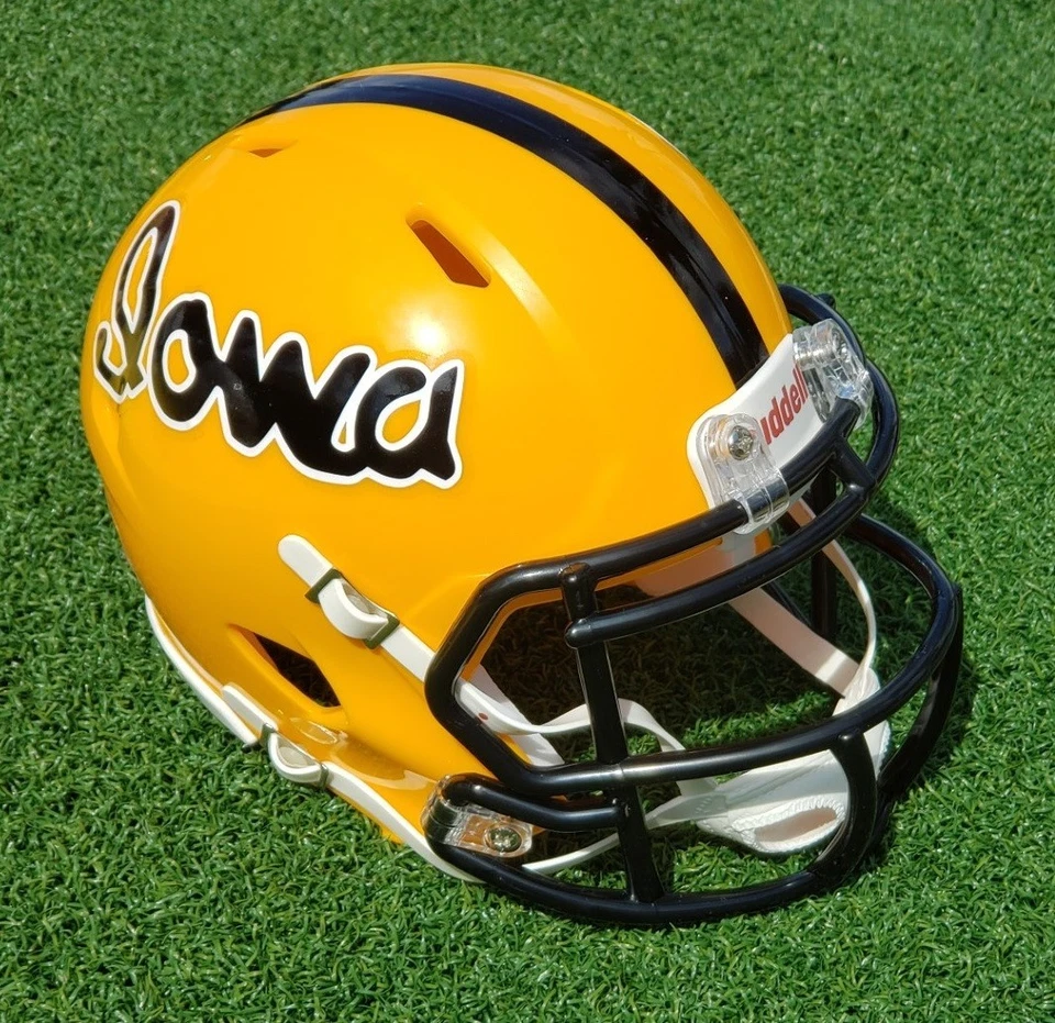 MINICASCO DE FÚTBOL AMERICANO IOWA HAWKEYES 1977-78 Foto 1 de 1