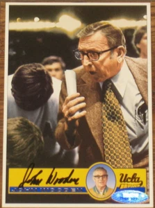 John Wooden Autografo Firmato 4x6 Foto TriStar Certificato Auto UCLA Bruins CAPRA - Foto 1 di 3