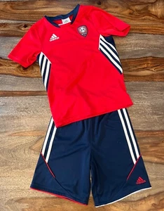 Adidas Rojo con Rayas Blancas y Negras Manga Corta Fútbol Camisa y Pantalones Cortos Talla 6 - Imagen 1 de 10