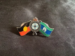 BADGE PIN: ABORGINIAL TORRES STRAIT FLAG FIRST NATIONS QLD CORRECTIVE SERVICES - Bild 1 von 4