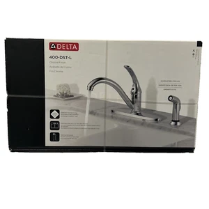 Grifo de cocina Delta Classic cromado de una sola manija con rociador y líneas de suministro nuevo - Imagen 1 de 6
