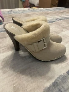 Michael Kors Schuhe Damen Sherpa gefüttert Creme Wildleder Pantoletten Schnalle Größe 7,5 - Bild 1 von 9