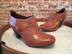 Clarks Ruby Edge Tan Cognac Leather Button Shootie Pump New - Picture 1 of 8