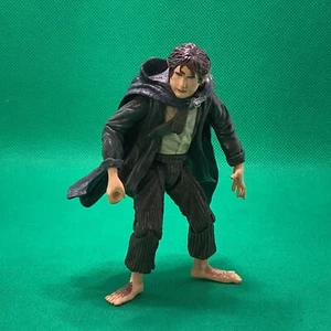 2001 Toy Biz LOTR The Two Towers Pippin Took 4.5" Action Figure WITH CAPE - Picture 1 of 5