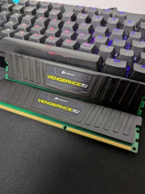 Corsair Vengeance LP Desktop RAM DDR3 8GB (2x4GB) 1.50V 1600MHz CML8GX3M2A1600C9 - Image 1 of 2