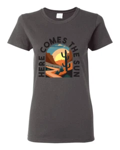 Camiseta gráfica para mujer Here Comes The Sun Desert Road Nature - Imagen 1 de 11