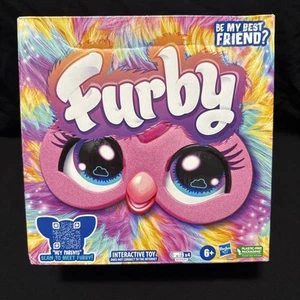 Furby Rainbow Tie-Dye interaktives Plüschtier sprachaktiviert Hasbro Neu im Karton - Bild 1 von 4