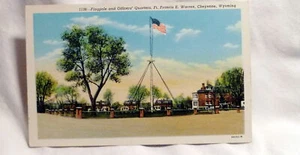Fahnenmast & Offiziersviertel Fort Francis E. Warren Cheyenne Wyoming Postkarte. - Bild 1 von 2