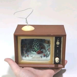 Musikalischer Weihnachtsfernseher mit beleuchteter animierter Szene - Raz Imports - Bild 1 von 5