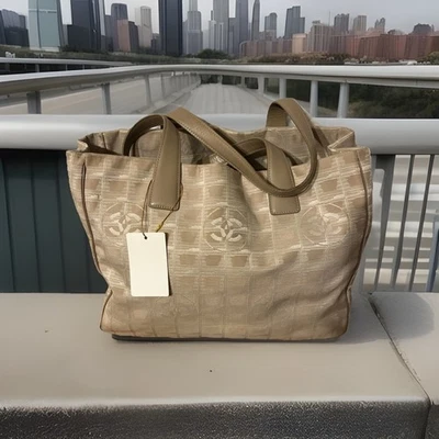 CHANEL Vintage Logo Tote Medium Beige Bag Authentic In Good Condition - Image 1 of 4