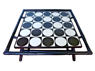 Mesa de centro vintage de ratán con tapa de azulejo Op Art vintage negro blanco puntos a cuadros Foto 1 de 4