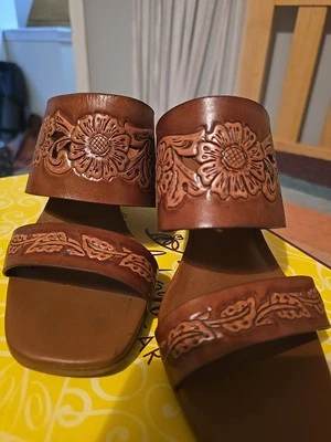 NUEVO EN CAJA $225 Cuñas de Cuero Brighton Chicana 6.5 Marrón Repujado Verano Primavera Boho Foto 1 de 4