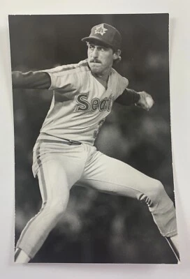 Ed Vande Berg (1984) Seattle Mariners Vintage Baseball Postcard PCSM - Image 1 of 2