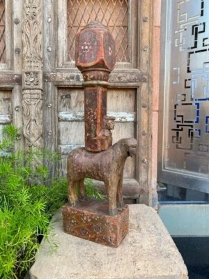 Antigua estatuilla de pilar pintada floral de caballero hecha a mano de madera de 1800 antigua Foto 1 de 4