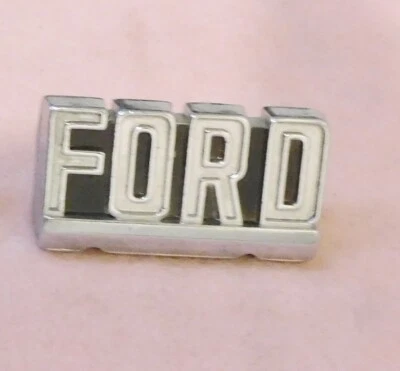 Ford Custom 300 1957 Tudor Fordor Nuevo de Lote Antiguo Tapa de maletero Cerradura de puerta Llave Agujero Cubierta Foto 1 de 4