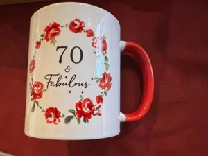 Taza 70 Cumpleaños Blanca y Roja con Flores, Nueva en Caja Regalo "70 y Fabulosa" - Imagen 1 de 8
