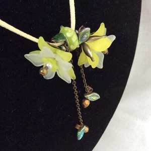 Bunch of Yellow Flower Lucite Necklace in Pretty Presentation Box - Picture 1 of 5
