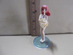 #B136 Unbekannter Anime 3,5 Zoll roter Kopf gelbes Sommerkleid umarmender Delphin - Bild 1 von 7