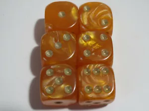 NEU Würfel 6er Set D6 (16 mm) - Perle Orange mit Goldfarbe - Bild 1 von 5