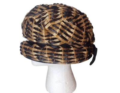 Vintage MCM Pufe de Palha Feminino Bowler Cloche Chapéu Tecido Laço Traseiro Feito nos EUA - Imagem 1 de 4