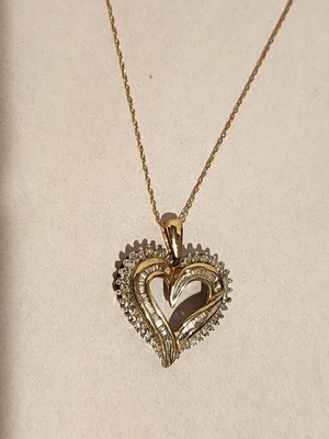 COLLAR ORO AMARILLO 10K 18" CON 36 COLGANTE CORAZÓN DIAMANTE REDONDO Y BAGUETTE 3,8g Foto 1 de 4