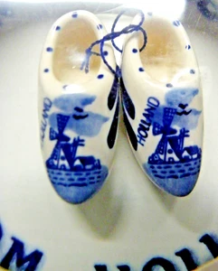 Holland Souvenir DELFT Tile & Mini Clogs Wall Art 1988 Blue Handpainted w/Box - Picture 1 of 7