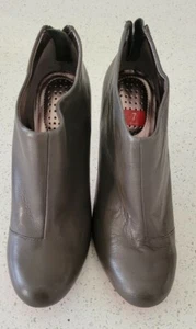 KENNETH COLE REACTION Booties Size 7 Gray Leather  High-Heeled Boots RXP sole - Picture 1 of 10