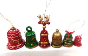 6 CAMPANAS DE NAVIDAD DE MADERA PINTADAS A MANO DE COLECCIÓN UNA CON 2 ADORNOS DE PÁJAROS - Imagen 1 de 3