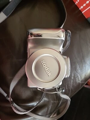 Kodak EasyShare Z612 6.1MP Digital Camera Silver Works w/ Battery - Image 1 of 4