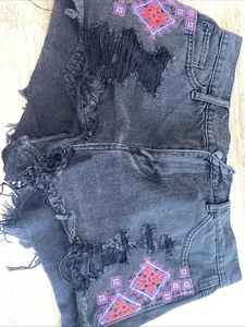 Hollister Black Denim Frayed Shorts With Embroidery Trim Waist 28” - Picture 1 of 1