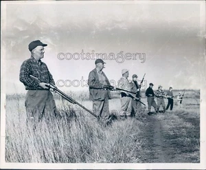 1945 Press Photo Line of Pheasant Hunters With Guns South Dakota - Picture 1 of 2